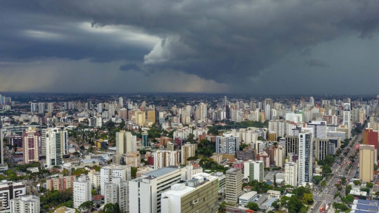 Após semana de calor intenso, 2026 chega com chuva e temperaturas mais amenas ao Paraná, diz