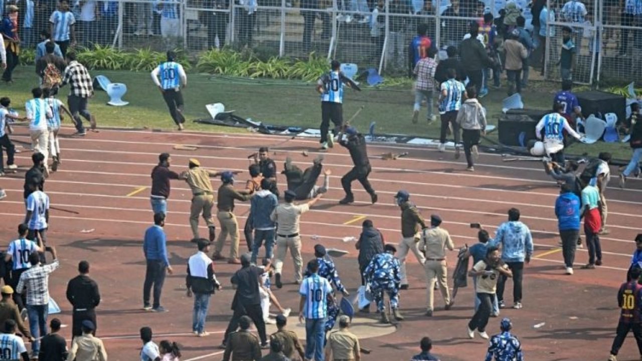 Visita de Messi a estádio na Índia termina com confusão e arremesso de cadeiras