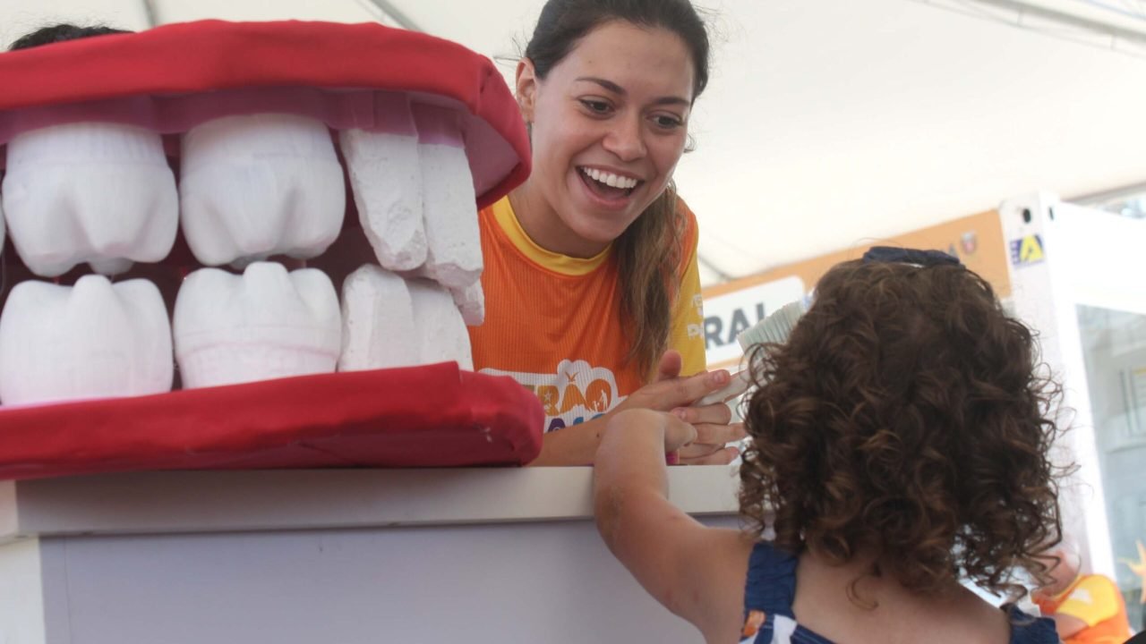 Universidades ampliam presença no Verão Maior Paraná com ações educativas no Litoral