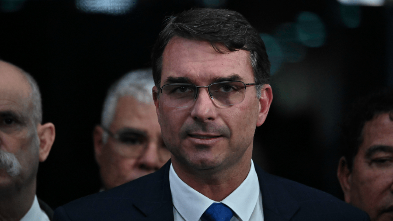 Flávio Bolsonaro faz ataques ao magistrado e tenta desacreditar o julgamento na
