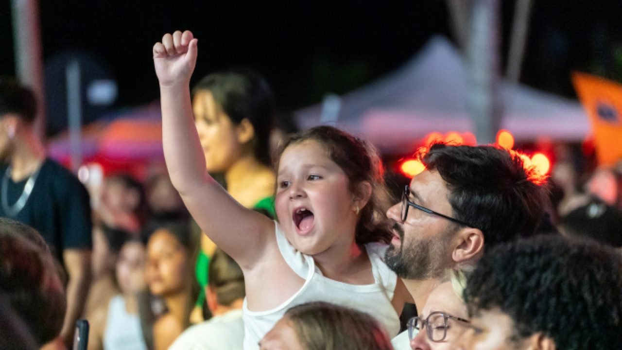 Gustavo Mioto e Jiraya Uai fazem shows cheios de interação em Pontal do Paraná