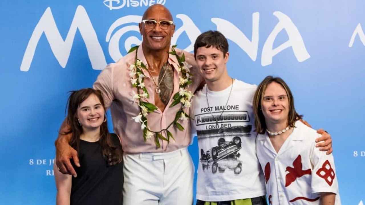 dwayne-johnson-colegas-e-o-herdeiro-atores-com-down