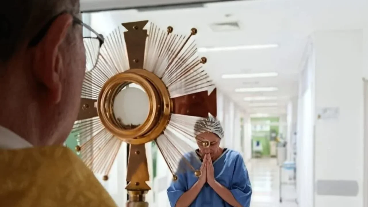 Bispo diocesano visita Hospital São Vicente de Paulo de Guarapuava e leva a presença de Cristo