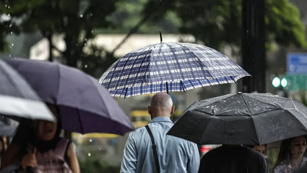 Tempestades por passagem de ciclone ainda ameaçam três estados