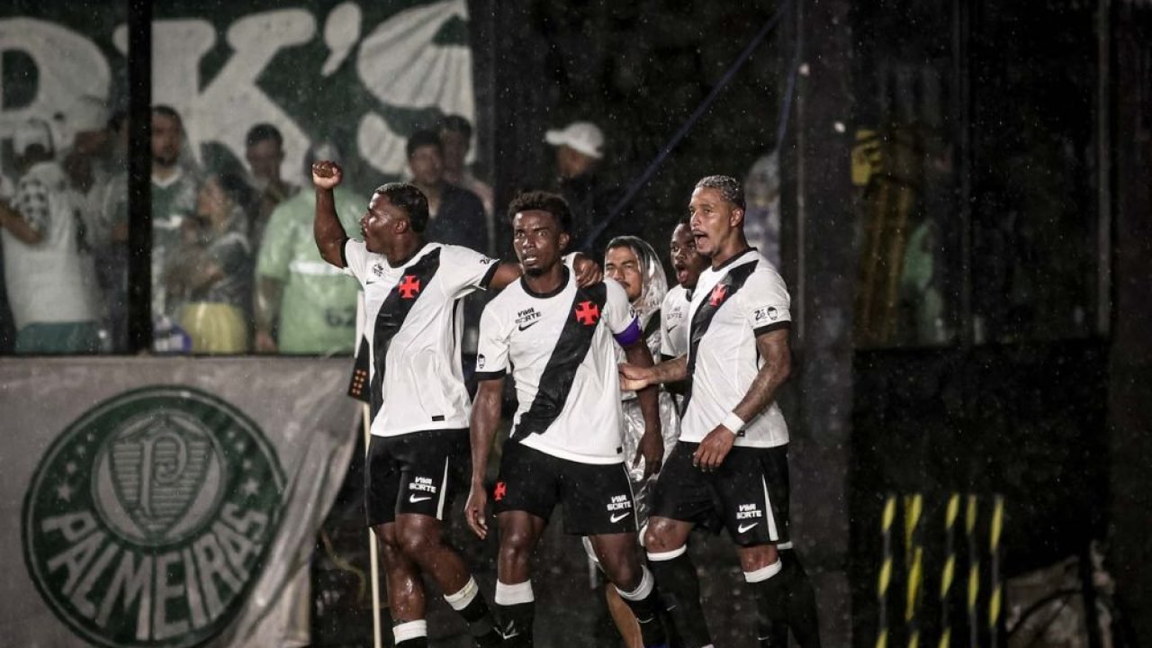 equipe-do-vasco-da-gama-comemora-vitoria-do-jogo