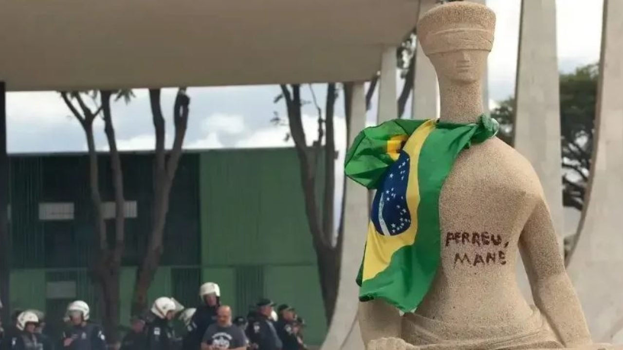 estatua-perdeu-mane
