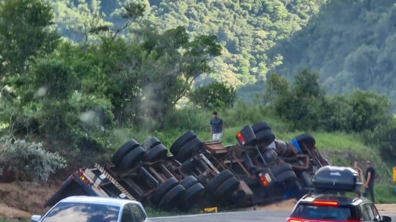 Caminhão com placas paraguaias tomba na Serra da Esperança e deixa um morto e um ferido grave