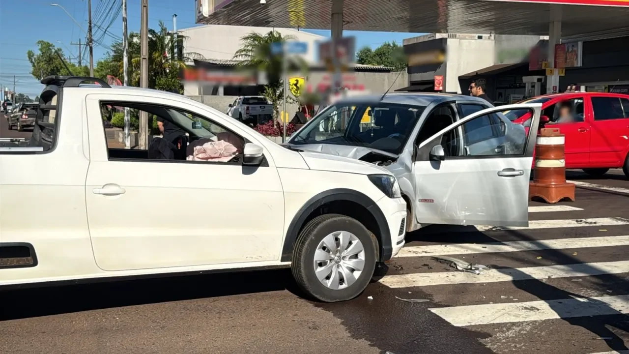 Acidente entre dois carros em Cascavel deixa feridos e interditação no Jardim Clarito