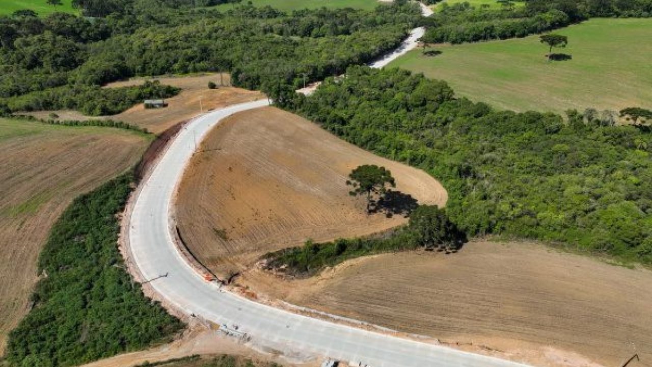 Pavimentação em concreto entre Mandirituba e São José dos Pinhais chega a 50% de execução
