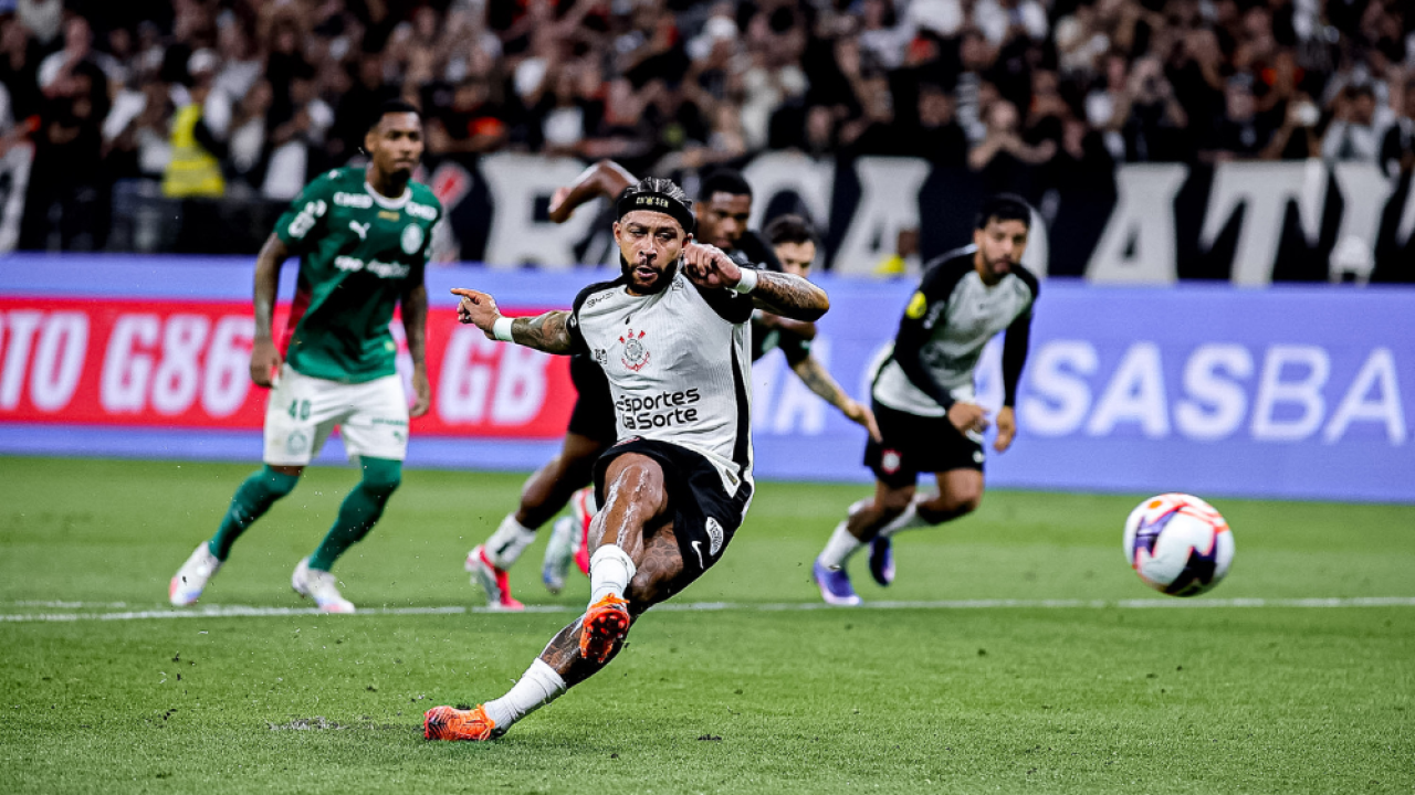 Memphis Depay após erro na cobrança de pênalti contra o Palmeiras. — Foto: Carre