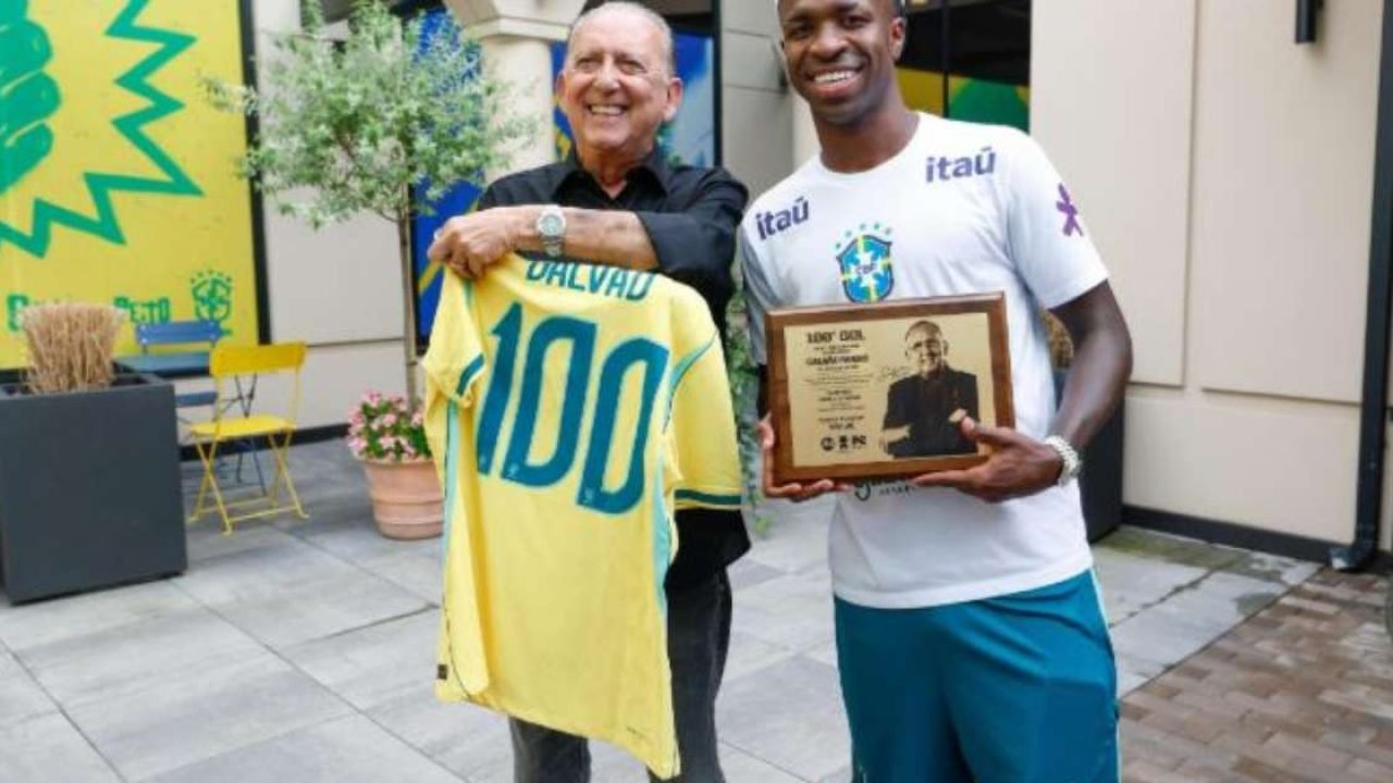 galvao-bueno-ganhou-a-camisa-da-narracao-do-seu-100-gol-pela-selecao-brasileira-instagram@maurobetingoficial-ubjmnm67l3jk