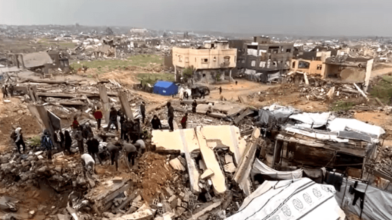 Enxurrada derruba 13 edifícios e inunda 27 mil tendas em Gaza