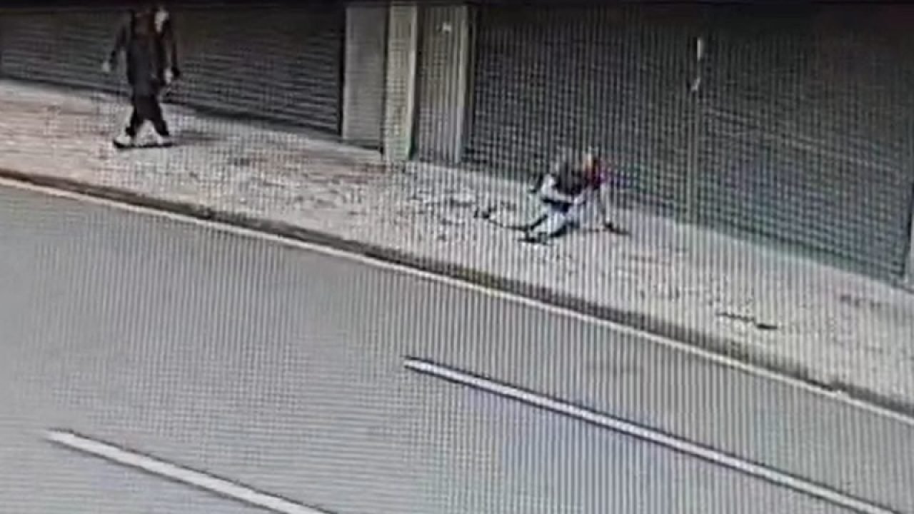 Vítima foi socorrida com queimaduras graves após o ataque — Foto: Vítima foi soc