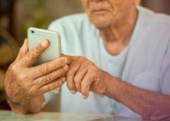 idoso-com-celular-300x199-1