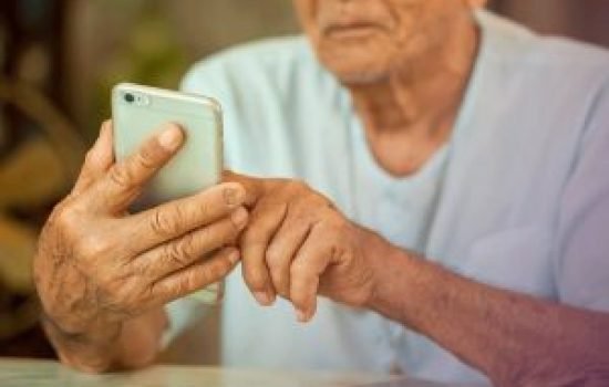 idoso-com-celular-300x199-1