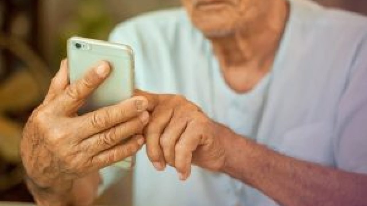 idoso-com-celular-300x199-1