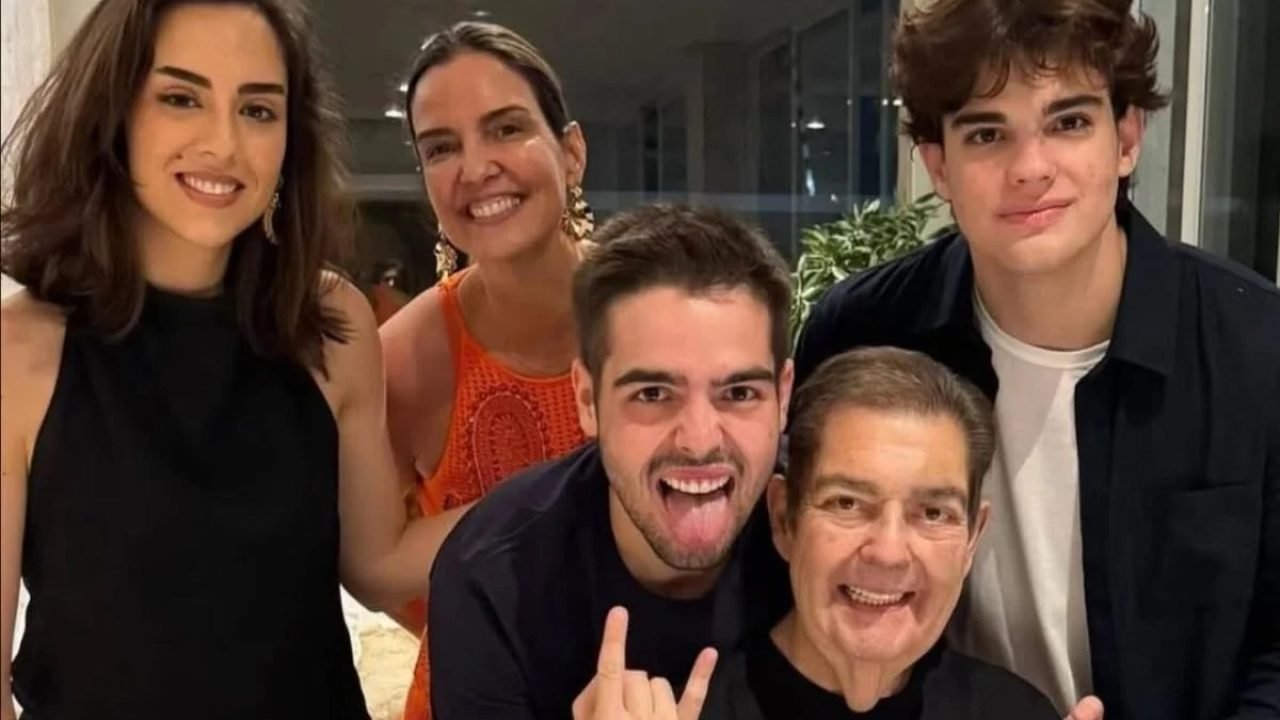 Faustão aparece em clique raro durante Natal com a família; veja foto