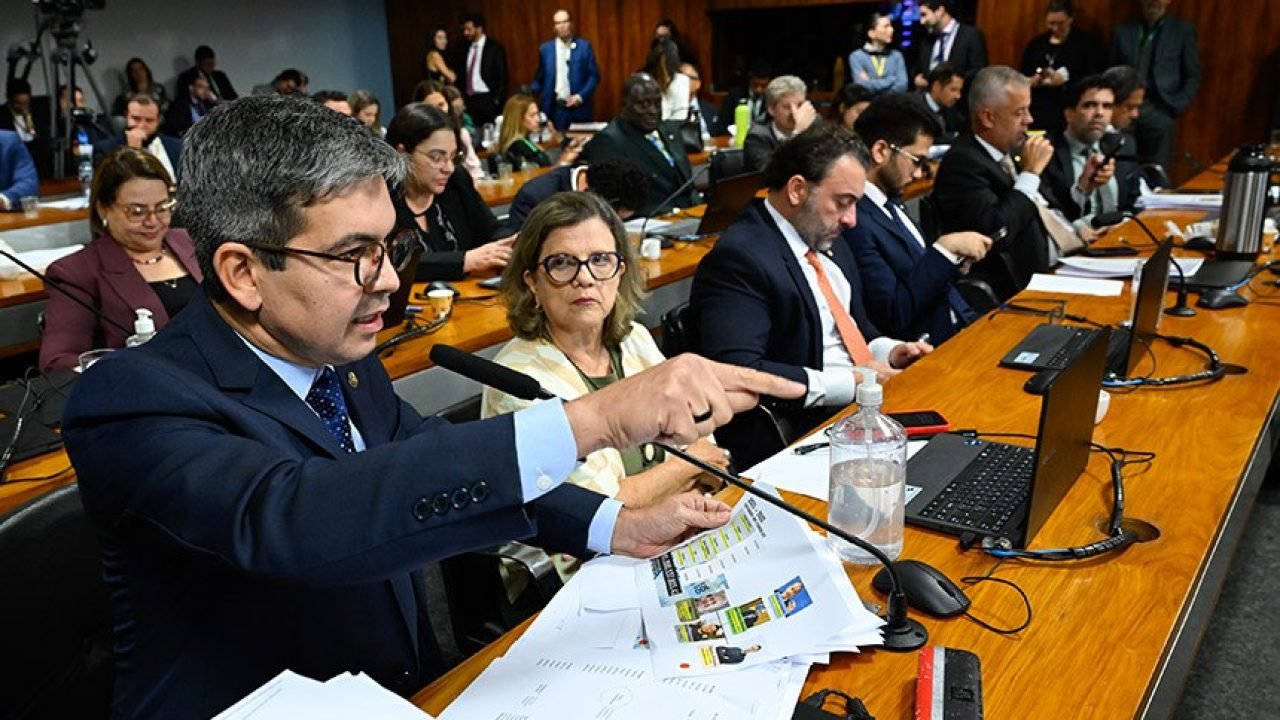 Senador Randolfe Rodrigues (PT-AM) foi um dos que lideraram o 'enterro' do relatório da CMPI (Foto: Marcos Oliveira/Agência Senado)