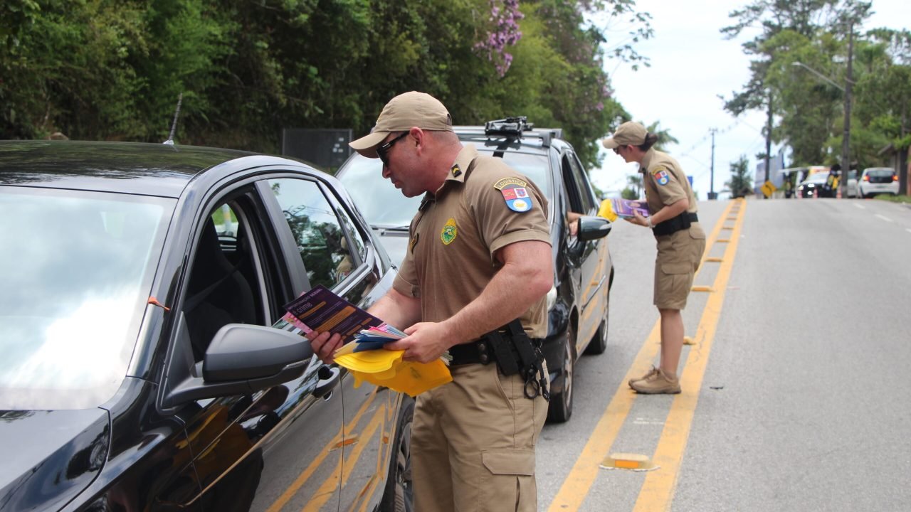 PMPR realiza ação de proximidade e conscientização no Ferry Boat