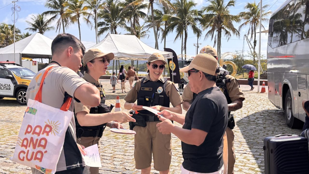 PMPR dá as boas-vindas ao Verão com ação de aproximação e orientação em Paranaguá