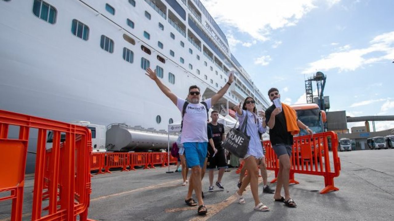 Luxo no mar: Porto de Paranaguá recebe cruzeiro Silver Whisper pela 1ª vez