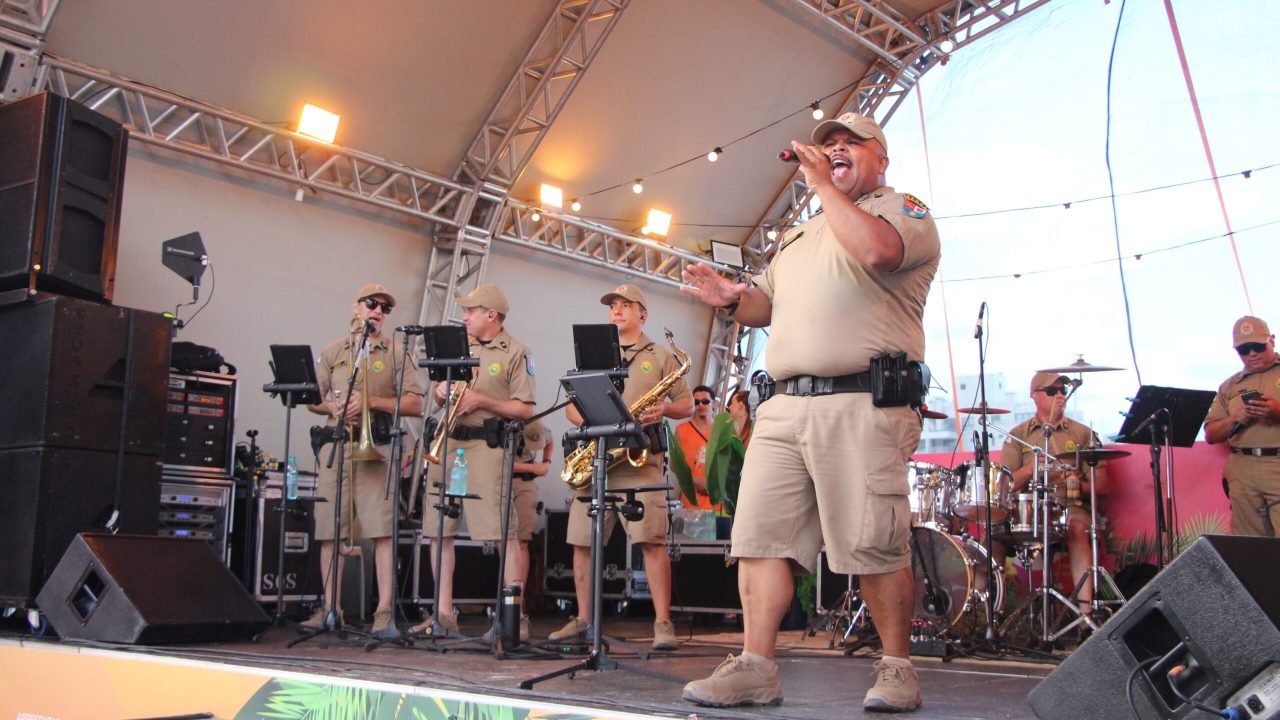 Banda da PMPR agita entardecer dos veranistas durante mais um domingo em Matinhos