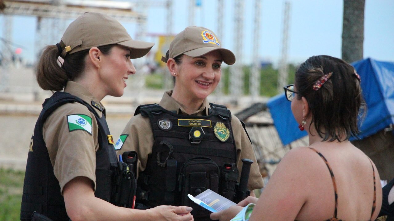 Polícia Militar do Paraná promove ação comunitária e entrega de pulserinhas para crianças em