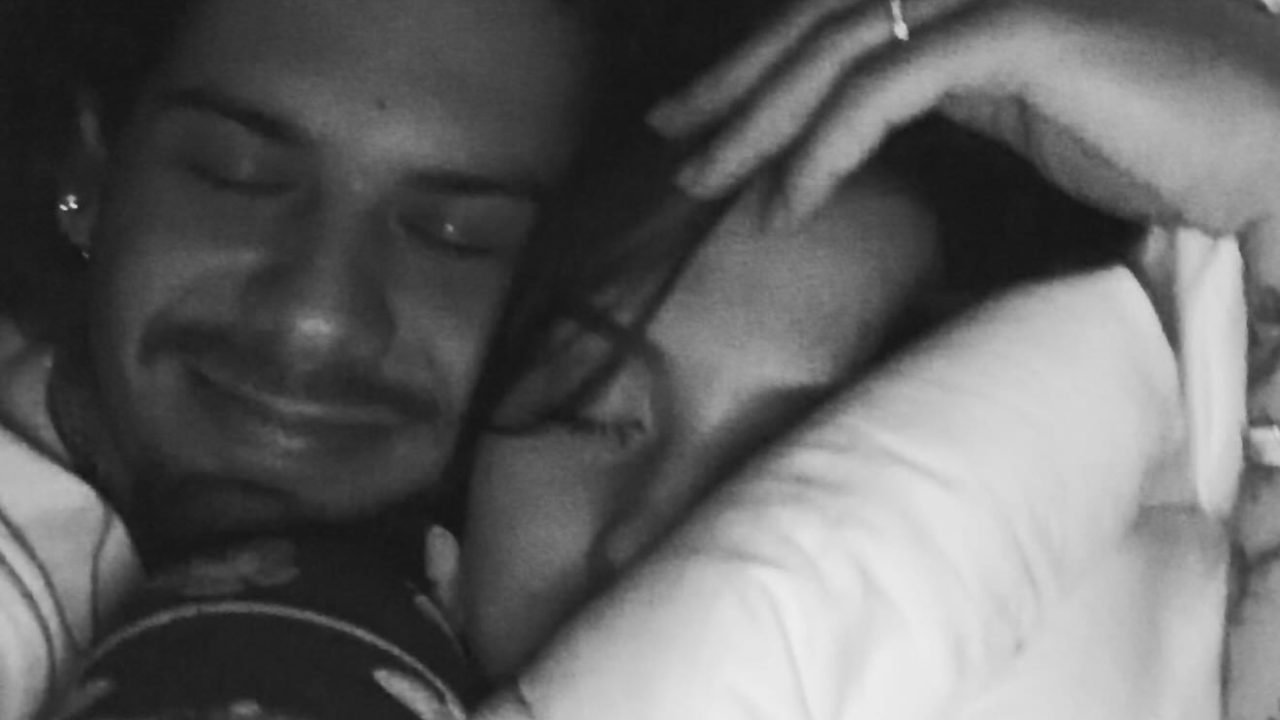 Na cama, Zé Felipe se declara para Ana Castela