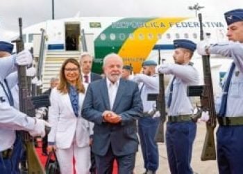 janja-lula-e-militares-viagem-aviao-desembarque-300x186-1