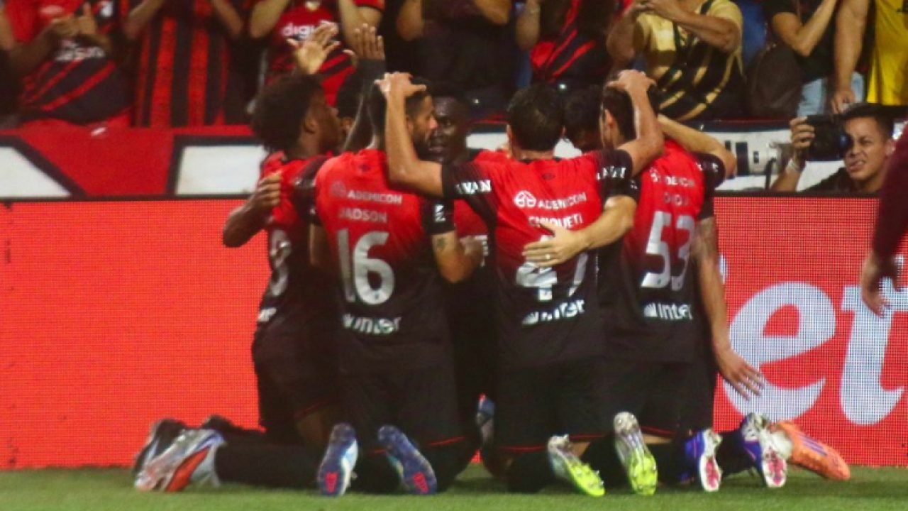 jogadores-do-athletico-pr-comemoram-gol-750x450-1