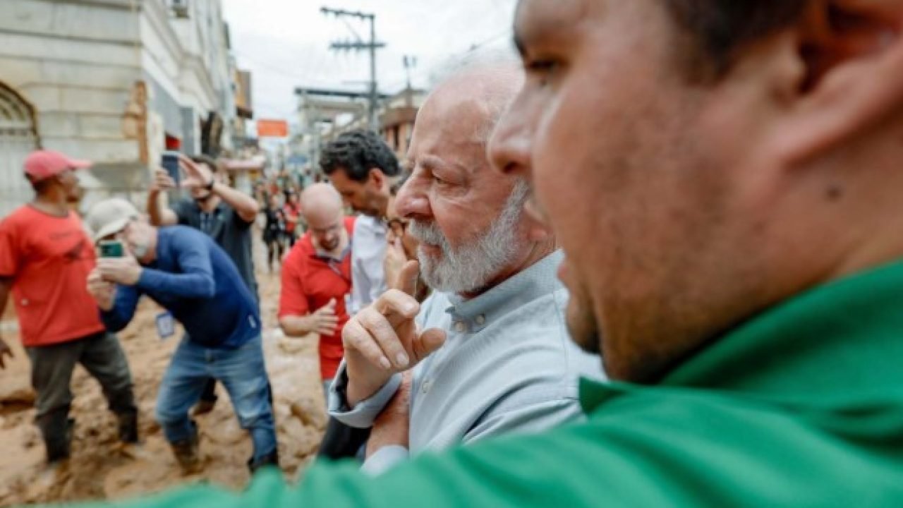 Foto: Lula conversou com autoridades locais e famílias atingidas pelas chuvas na