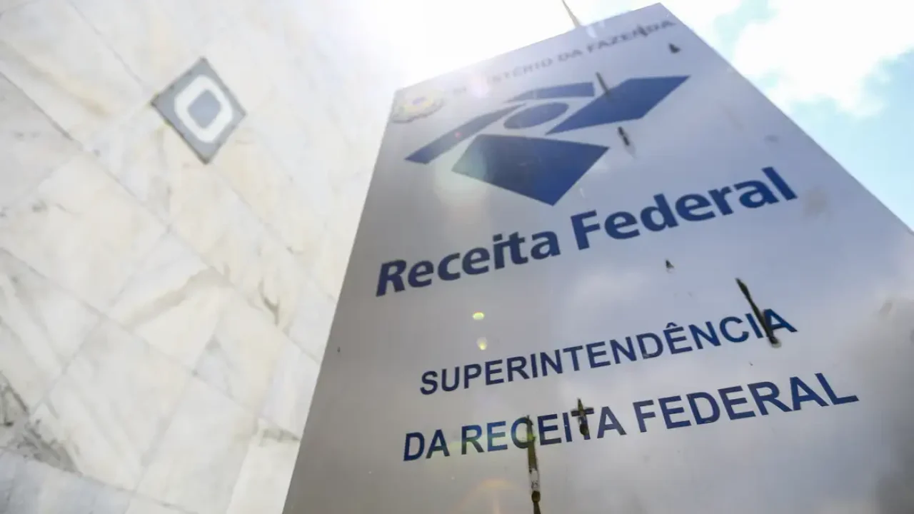 Receita paga lote residual de restituição do IRPF de dezembro de 2025