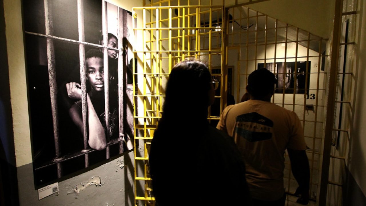 Exposição 'Desse Lado do Muro' no Museu da Imagem e do Som do Paraná — Foto: Gov