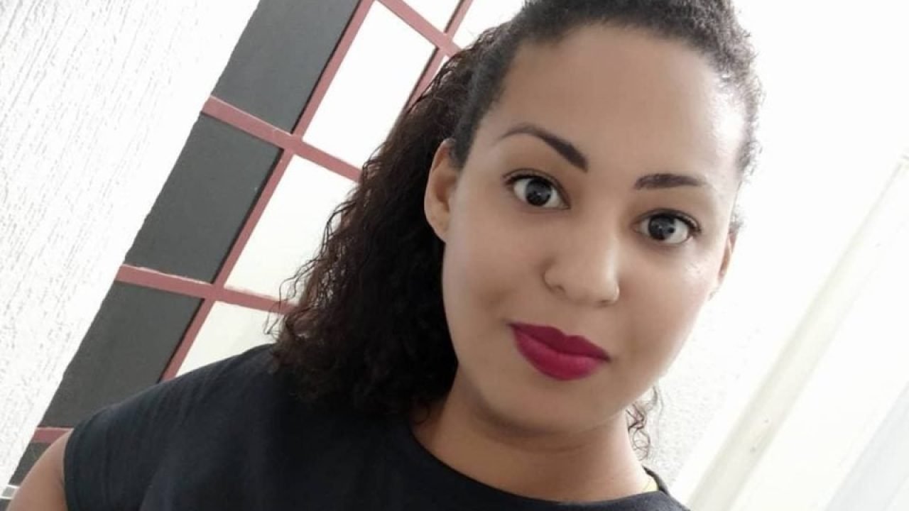 Foto: A mulher morreu após a cirurgia (Foto: Reprodução/Redes Sociais)