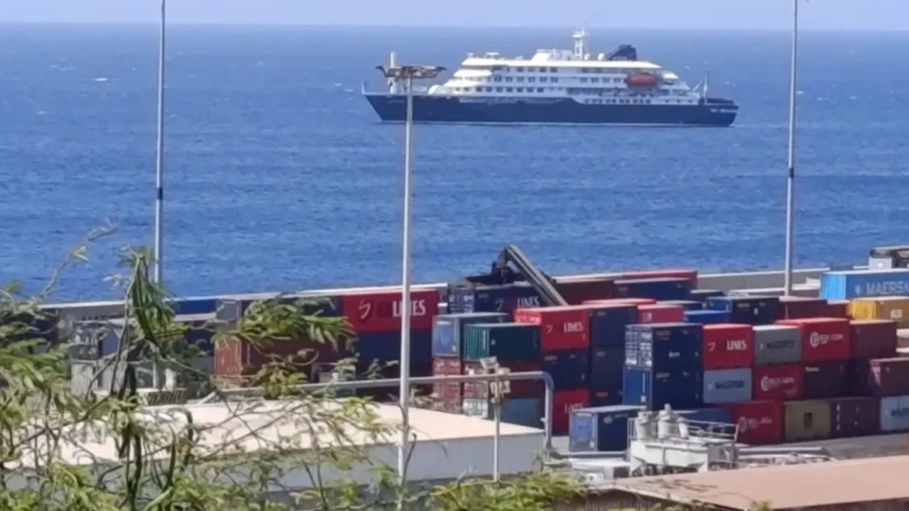 passageiros-comecam-a-deixar-navio-onde-houve-surt006400360202605101813.png