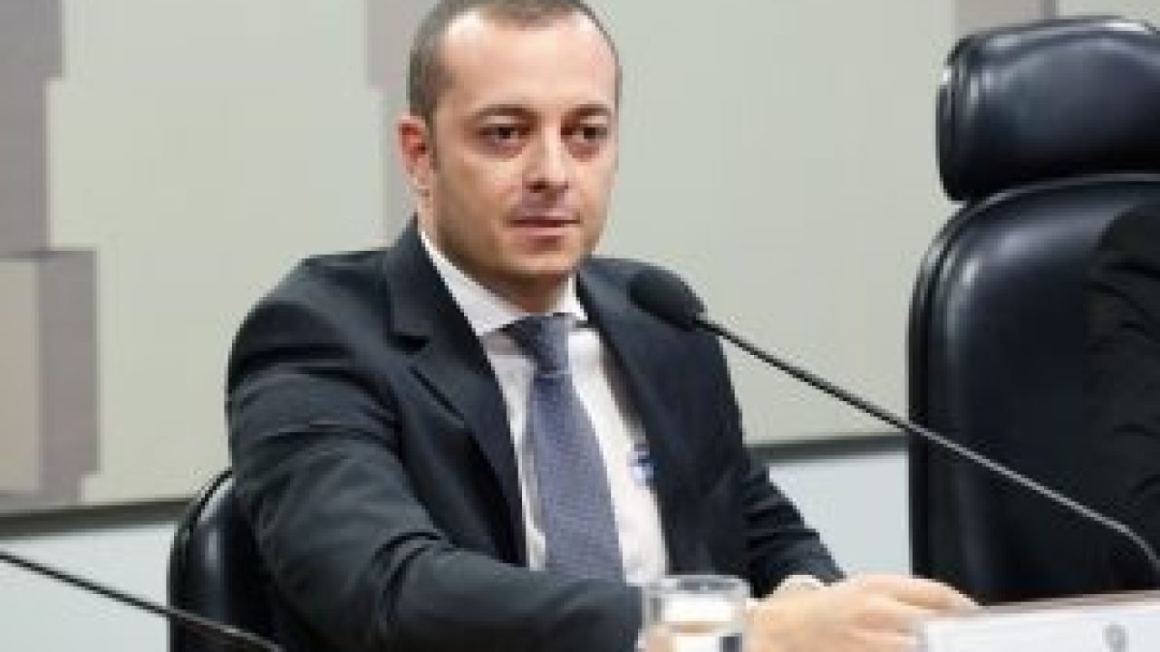 pf-identifica-repasses-suspeitos-da-refit-a-ex-assessor-de-ciro-nogueira-300x200-1
