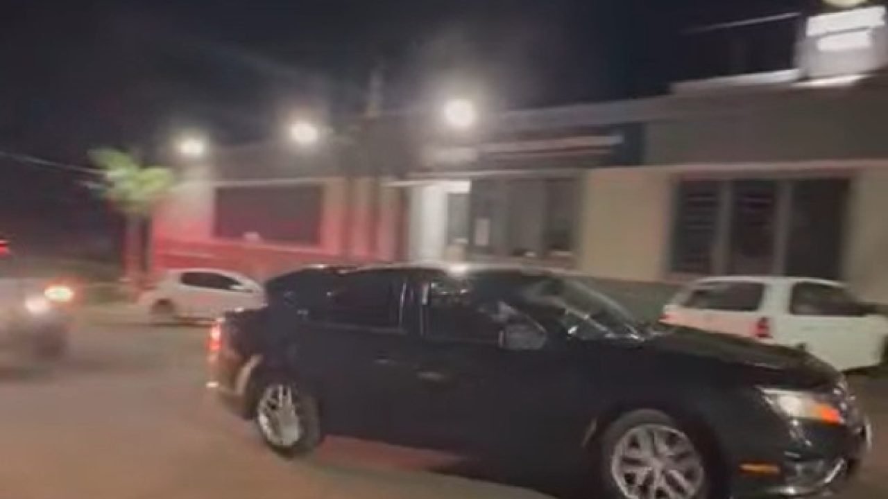 Momento da chegada do veículo de luxo que seria de "delivery" na 2a. SDP (Reprodução/Blog Meia Hora)