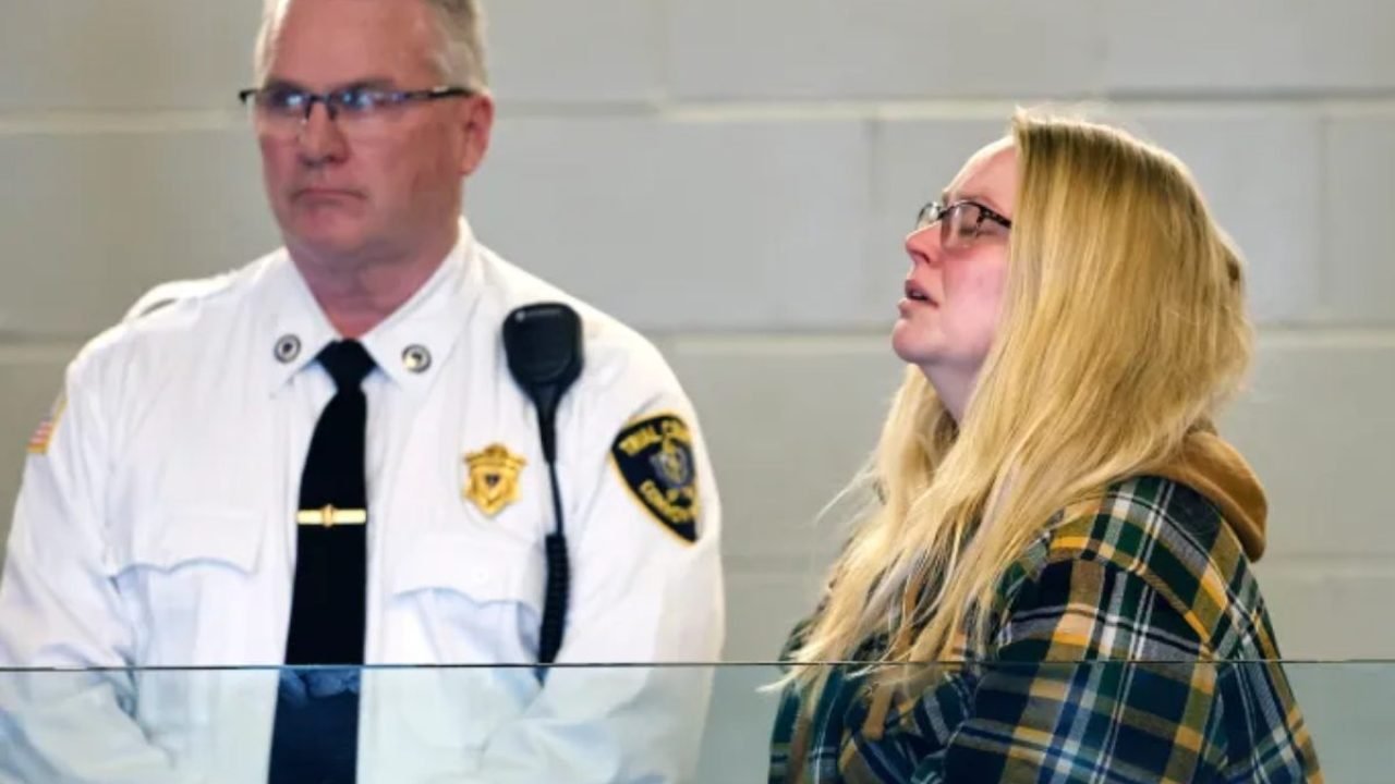 Foto: Policial é indiciada por abusar de filho adotivo (Foto de Greg Derr/Pool)