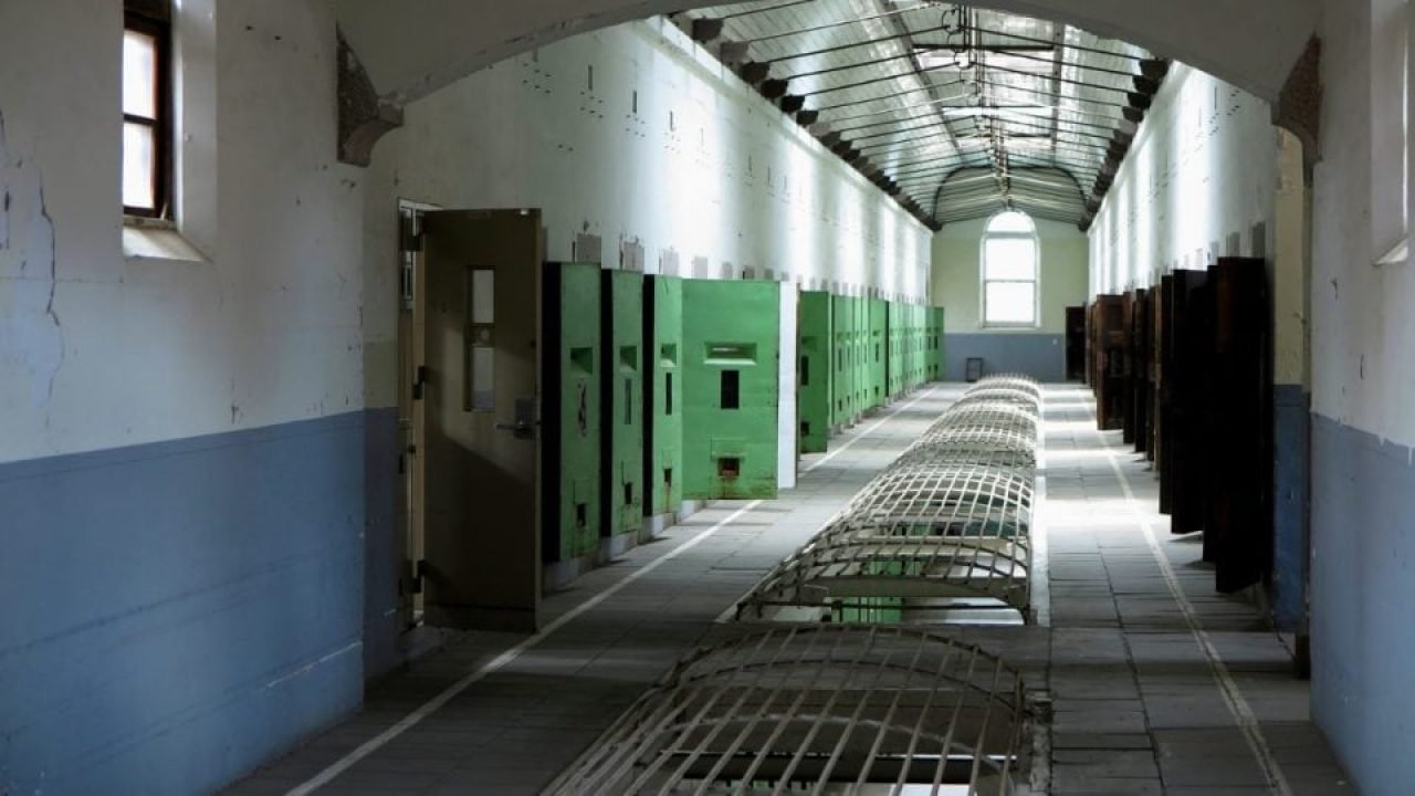 Mulher ficou ferida e foi encaminhada ao hospital com ferimentos moderados. — Fo