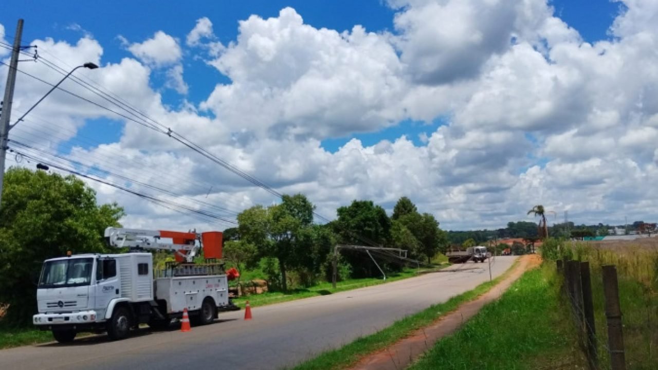 Batidas de veículos geraram 3,6 mil substituições de postes no Paraná em 2025, aponta Copel