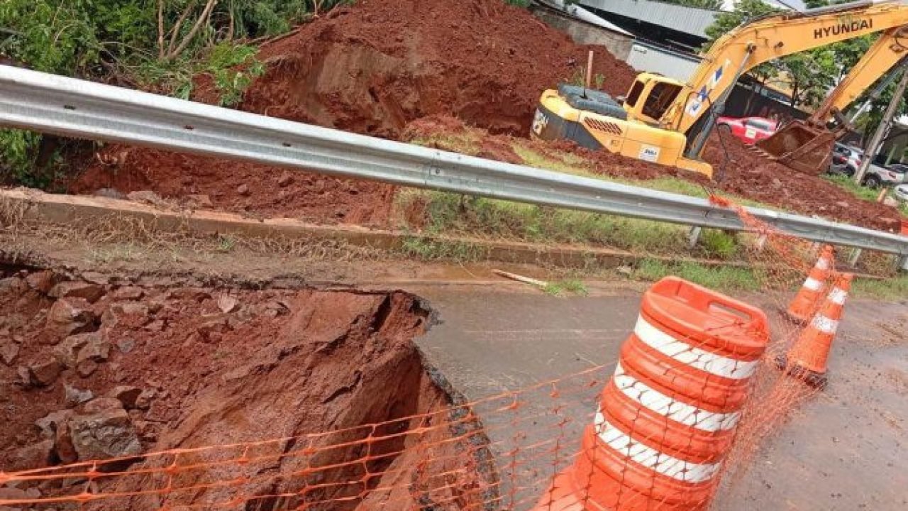 DER/PR começa obra de recuperação de erosão na PR-323 em Umuarama