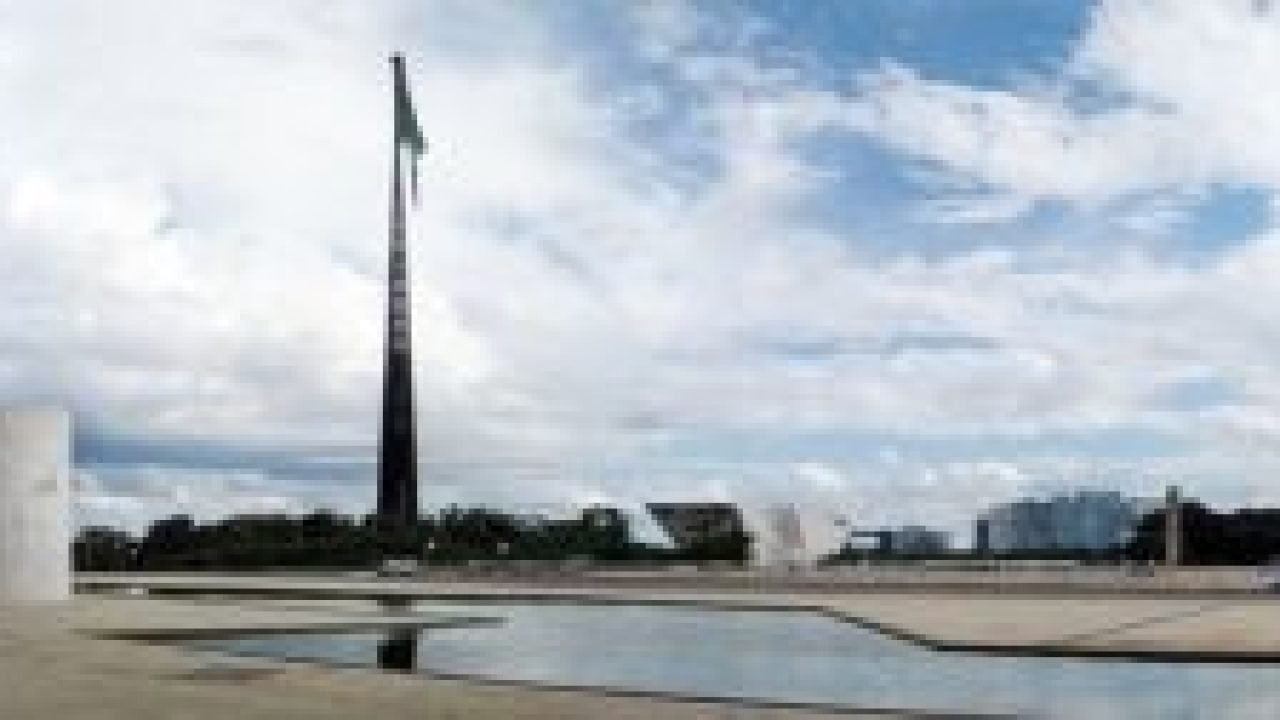 praca-dos-tres-poderes-brasilia-300x126-1