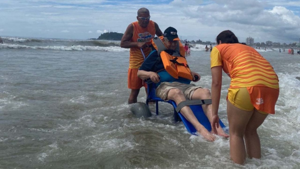 Lazer para todos: Praia Acessível faz 250 atendimentos na primeira semana