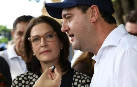 Cristina Graeml e o governador Ratinho Junior (Foto: Geraldo Bubniak / AEN)