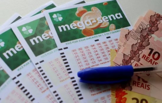 O apostador deve escolher entre 6 e 20 números dentre os 60 disponíveis no volan