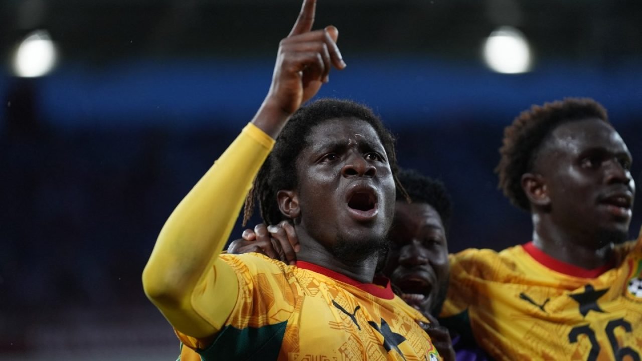 Foto: Caleb Yirenkyi (3) de Gana comemora após marcar um gol durante a partida d