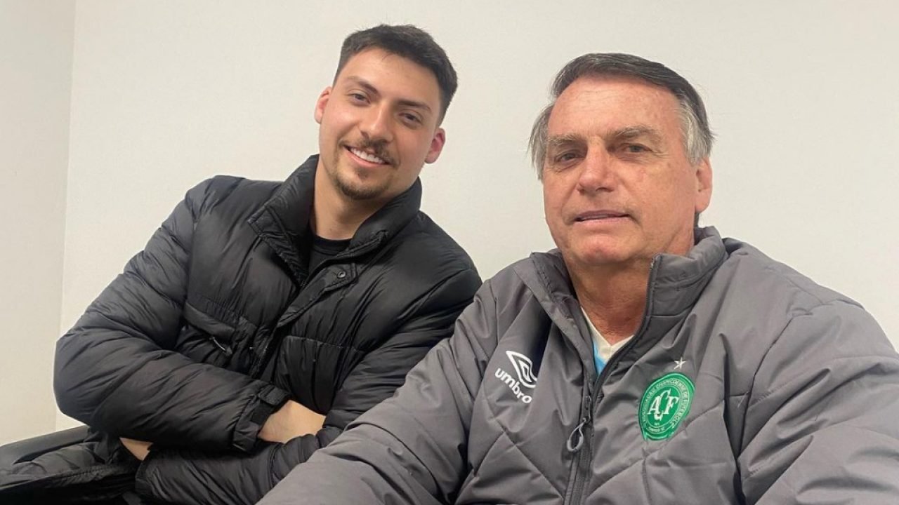 Jair Renan visita ex-presidente em unidade da PM — Foto: Carregando