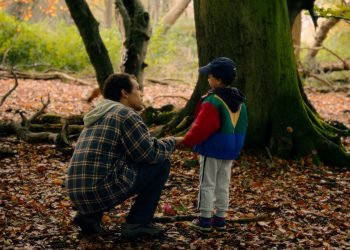 Imagem colorida mostra Jordan Bolger como André Hanscombe, Jahsaiah Willi — Foto