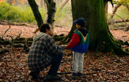 Imagem colorida mostra Jordan Bolger como André Hanscombe, Jahsaiah Willi — Foto