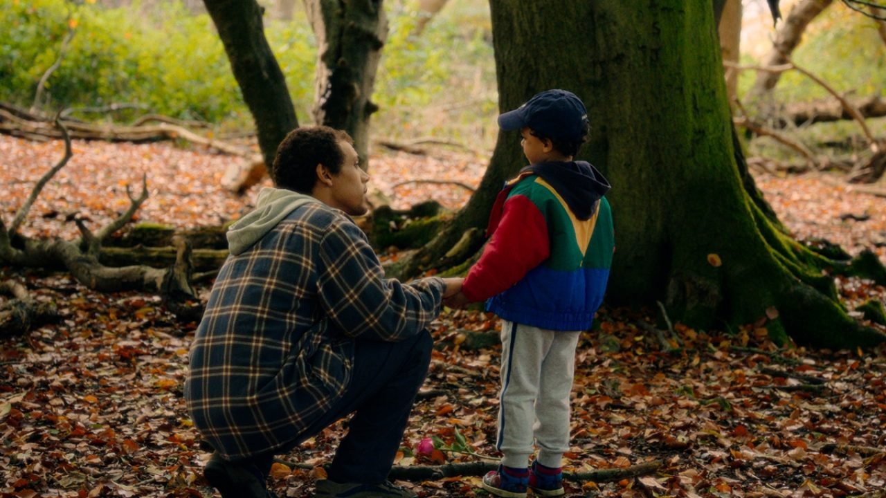 Imagem colorida mostra Jordan Bolger como André Hanscombe, Jahsaiah Willi — Foto
